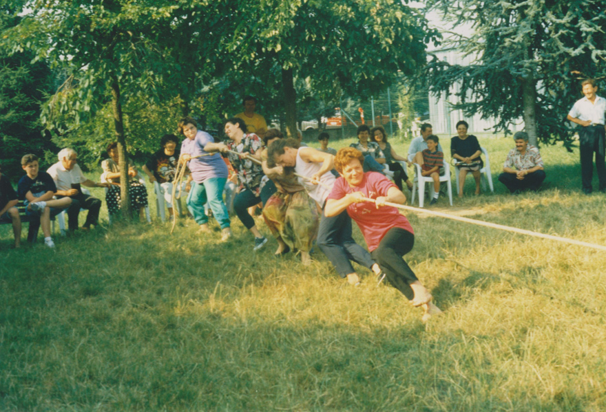 Festa della Famiglia, tiro alla fune (parco dell'Asilo di Basella, 1992)