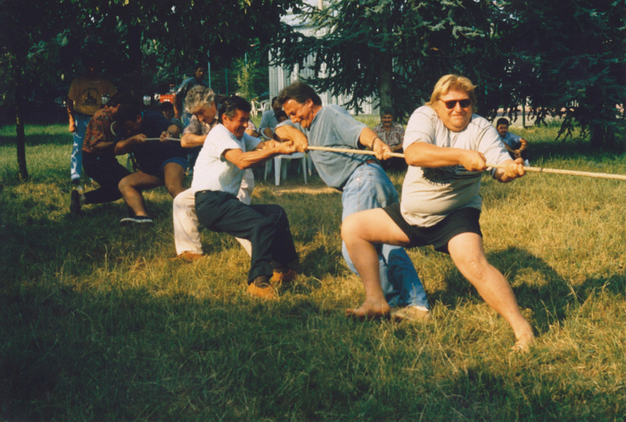 Festa della Famiglia, tiro alla fune (parco dell'Asilo di Basella,1992)