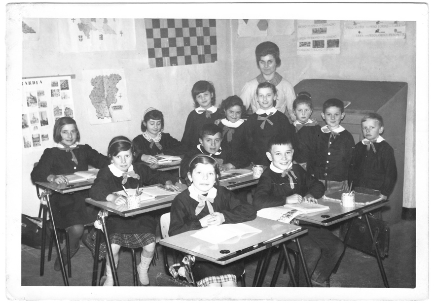 1964, Scuola Elementare presso la Cascina Battaina, le classi quarta e quinta con la maestra Ferri