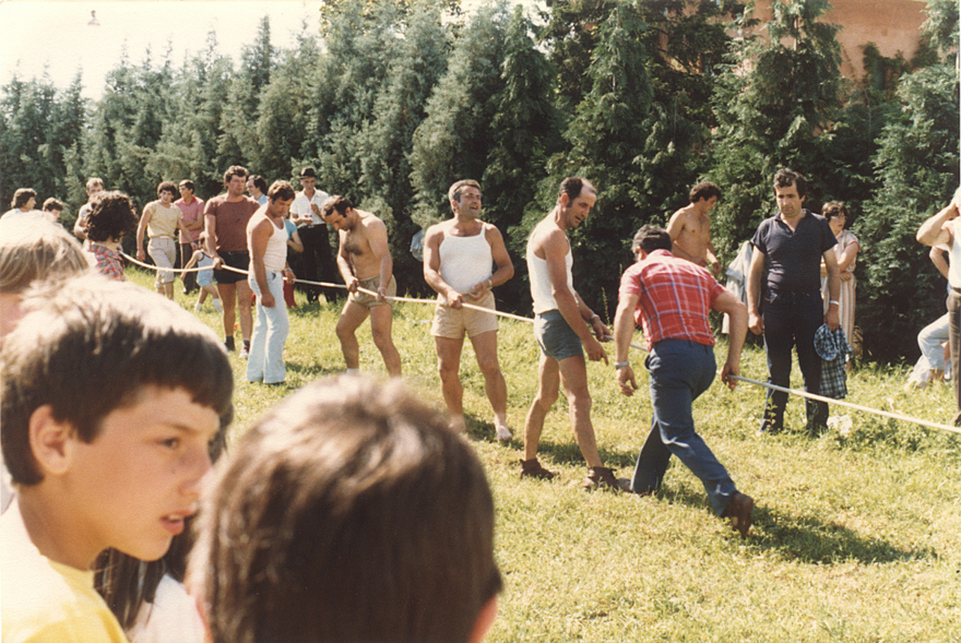 Il tiro alla fune (parco dell'Asilo a Basella, 1984)