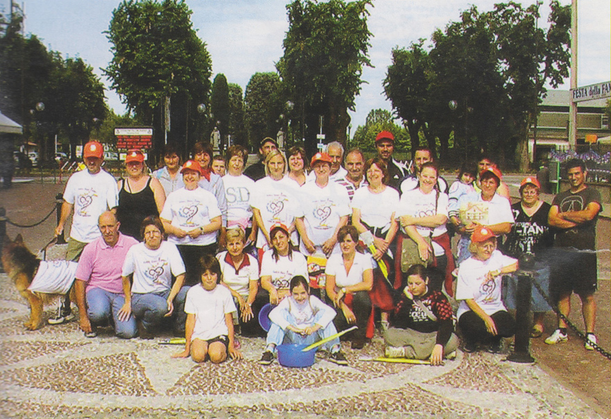 Festa della Famiglia, foto di gruppo dopo la camminata (Basella, 2001)