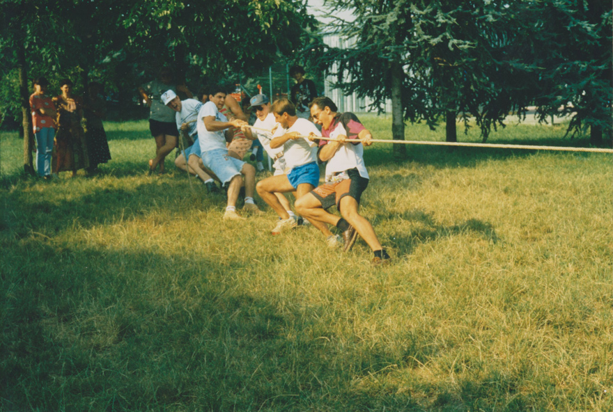 Festa della Famiglia, tiro alla fune (parco dell'Asilo di Basella, 1992)