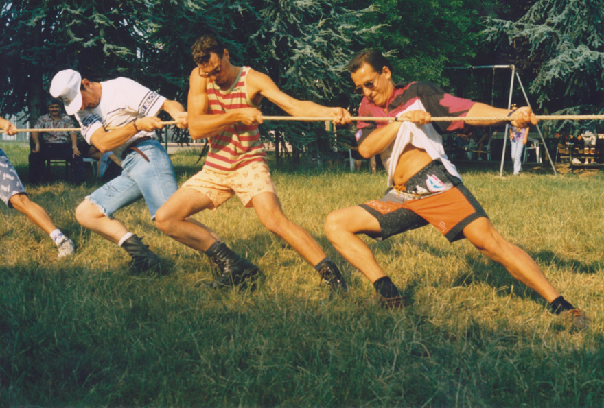 Festa della Famiglia, tiro alla fune (parco dell'Asilo di Basella,1992)