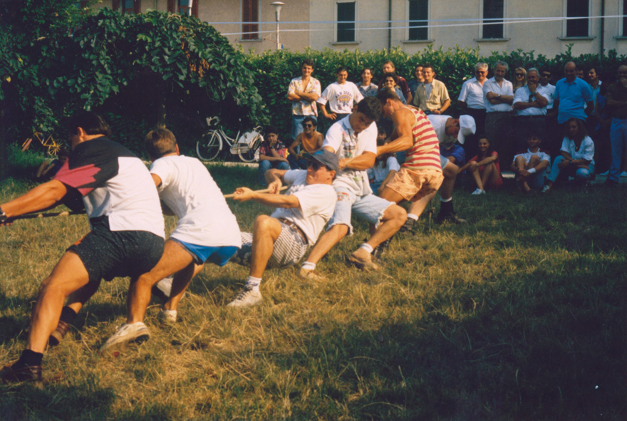 Festa della Famiglia, tiro alla fune (parco dell'Asilo di Basella,1992)