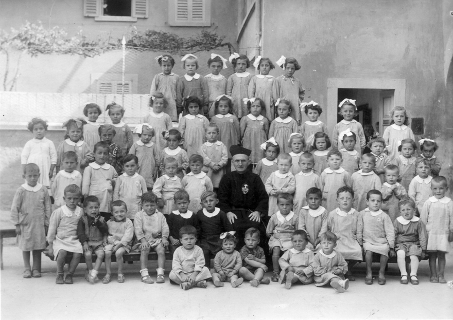 Asilo di Basella, Padre Pio tra i bambini