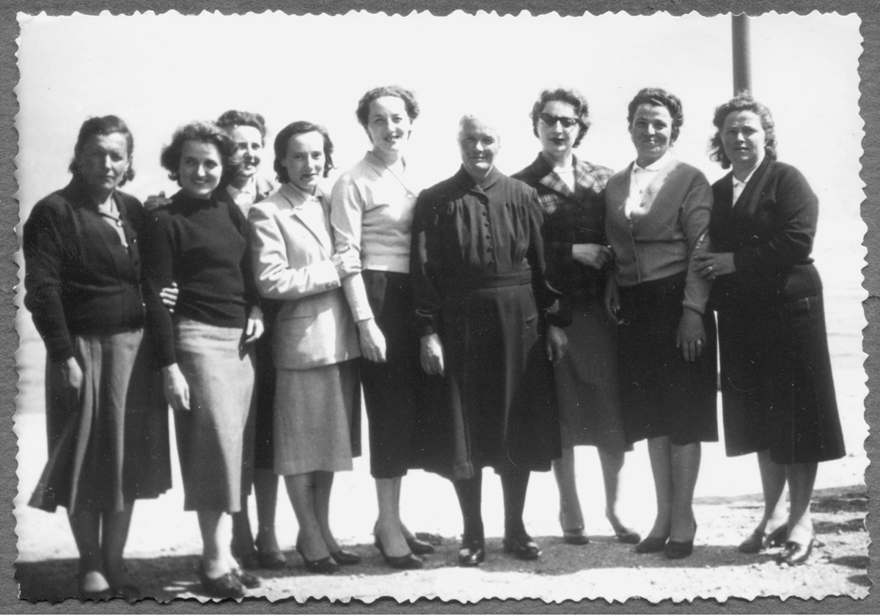Gita scolastica classi prima e quinta, da sinistra: Francesca Delcarro, Berta Donarini, Maria Teresa Induni, Clara Verri, Rosa Piantanida, Angelica (bidella), Dina Rebba, Teresa Agazzi
