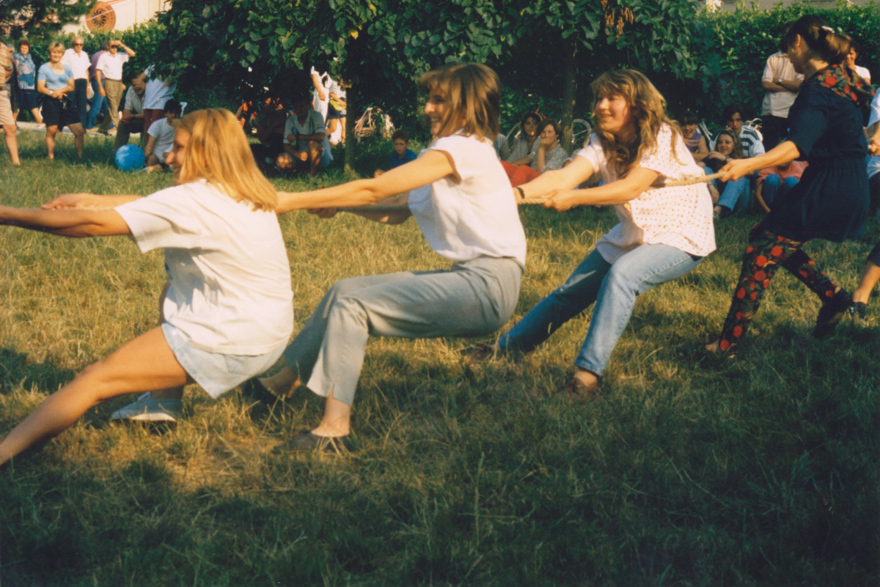 Festa della Famiglia, tiro alla fune (parco dell'Asilo di Basella,1992)