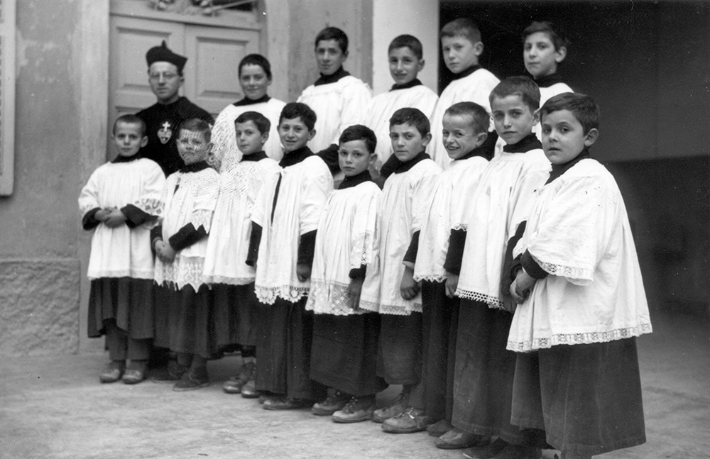 Asilo di Basella, 1955, i chierichetti