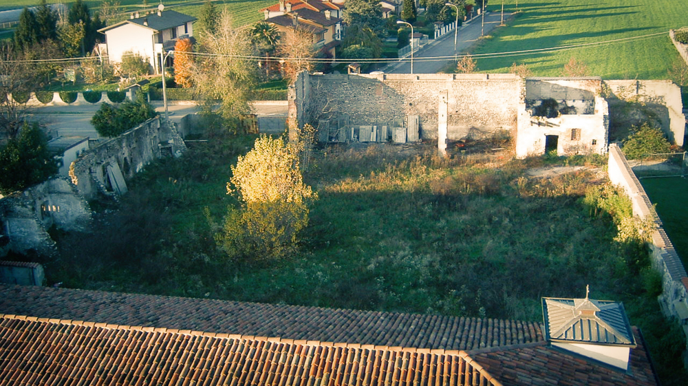 I ruderi dell'area ex Tasso visti dal campanile del Santuario nel 2005.