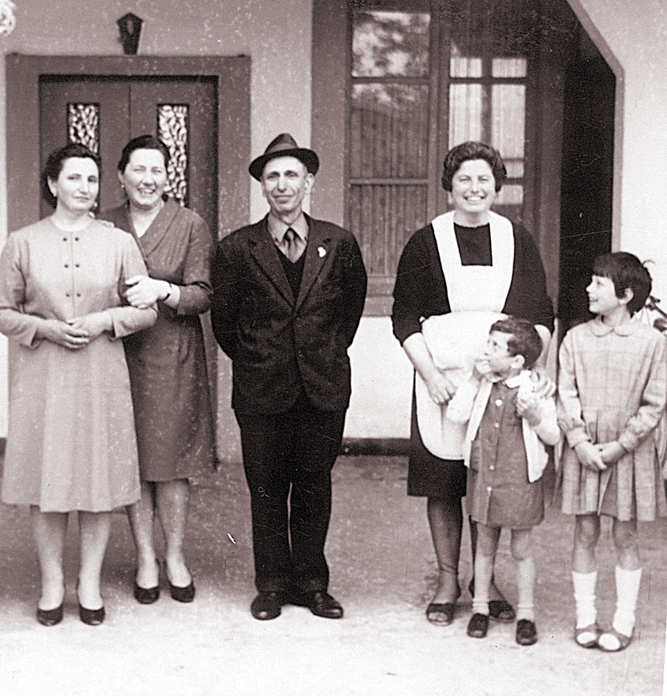 Basella, 1965, Cascina Vavassori; Ester e Giuseppe Campana, Angelina Ghislandi, Mariateresa e Giusy Campana (archivio: Pierino Finazzi)